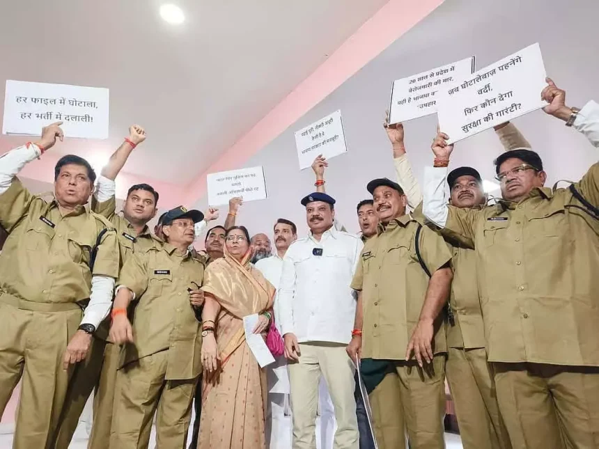 पुलिस भर्ती घोटाले पर विरोध, विधायक दिनेश ने पहनी प्रतीकात्मक वर्दी