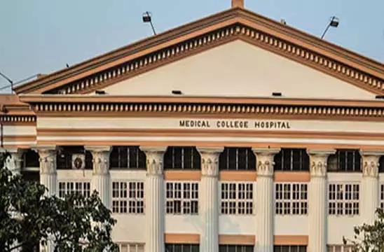 कोलकाता मेडिकल कॉलेज में लगी आग, घटनास्थल पर 2 गाड़ियां मौजूद