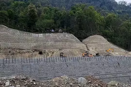 भारी बारिश के कारण सेवक रंगपो की ढलान वाली दीवार ढह गई
