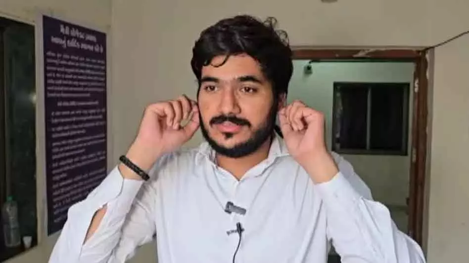बर्थडे बॉय को उठक-बैठक की सजा, तलवार से केक काटते वीडियो हुआ था वायरल | Birthday boy punished with sit-ups, video of him cutting cake with a sword went viral |   बर्थडे बॉय को उठक-बैठक की सजा, तलवार से केक काटते वीडियो हुआ था वायरल