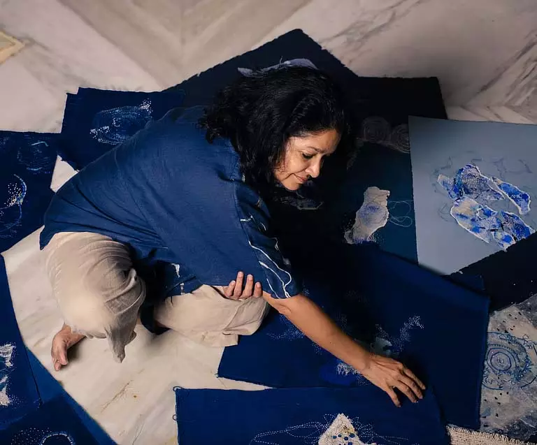 नील और कढ़ाई की खोज: दिल्ली में राधिका सुराणा की पहली एकल प्रदर्शनी | Exploring indigo and embroidery: Radhika Surana's first solo exhibition in Delhi  नील और कढ़ाई की खोज: दिल्ली में राधिका सुराणा की पहली एकल प्रदर्शनी