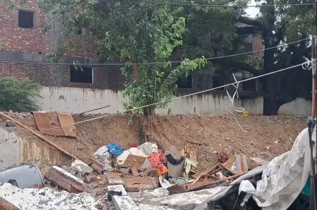 बारिश के बीच बिल्डिंग की दीवार गिरी, कई लोग घायल हुए | A wall of a building collapsed amid rain in Delhi's Jaitpur, many people were injured | दिल्ली के जैतपुर में बारिश के बीच एक बिल्डिंग की दीवार गिरी, कई लोग घायल हुए