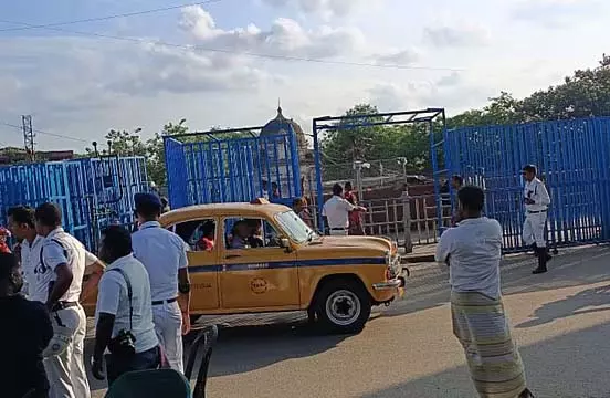 हावड़ा ब्रिज से बैरिकेड हटाए गए, नबन्ना अभियान के बाद यातायात सामान्य हो रहा | Barricades removed from Howrah Bridge, traffic is returning to normal after Nabanna drive:हावड़ा ब्रिज से बैरिकेड हटाए गए, नबन्ना अभियान के बाद यातायात सामान्य हो रहा