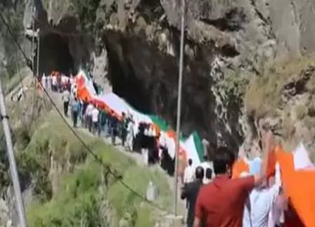 Kupwara जिले में नियंत्रण रेखा के पास टीटवाल में मेगा तिरंगा रैली आयोजित | Mega tricolour rally held at Teetwal near LoC in Kupwara district