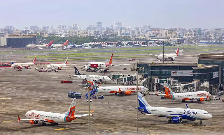 भारी बारिश के कारण दिल्ली हवाई अड्डे पर 325 से अधिक उड़ानें विलंबित | Over 325 flights delayed at Delhi airport due to heavy rains  भारी बारिश के कारण दिल्ली हवाई अड्डे पर 325 से अधिक उड़ानें विलंबित