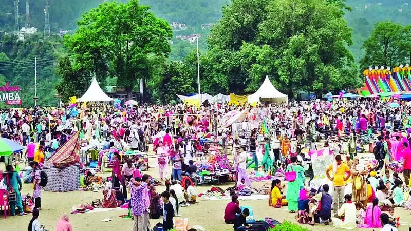 चौगान में खरीददारी को उमडी भीड़ | Crowd gathered for shopping in Chaugan | चौगान में खरीददारी को उमडी भीड़