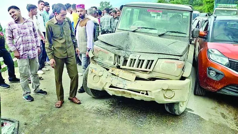 बस-जीप की भिड़ंत से जाम | Bus-jeep collision causes traffic jam | बस-जीप की भिड़ंत से जाम