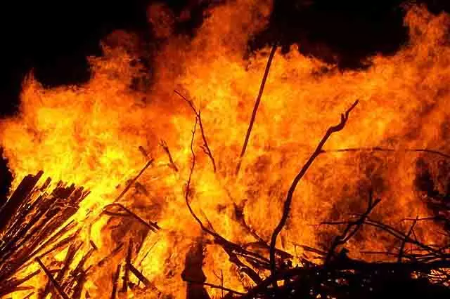 वेयरहाउस में लगी आग, लाखों का नुकसान | Warehouse caught fire, loss of millions |  वेयरहाउस में लगी आग, लाखों का नुकसान