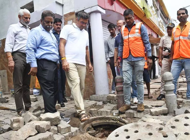 लोक निर्माण मंत्री ने जलभराव के बाद कनॉट प्लेस आउटर सर्कल का निरीक्षण किया | Public Works Minister inspects Connaught Place outer circle after waterlogging  लोक निर्माण मंत्री ने जलभराव के बाद कनॉट प्लेस आउटर सर्कल का निरीक्षण किया