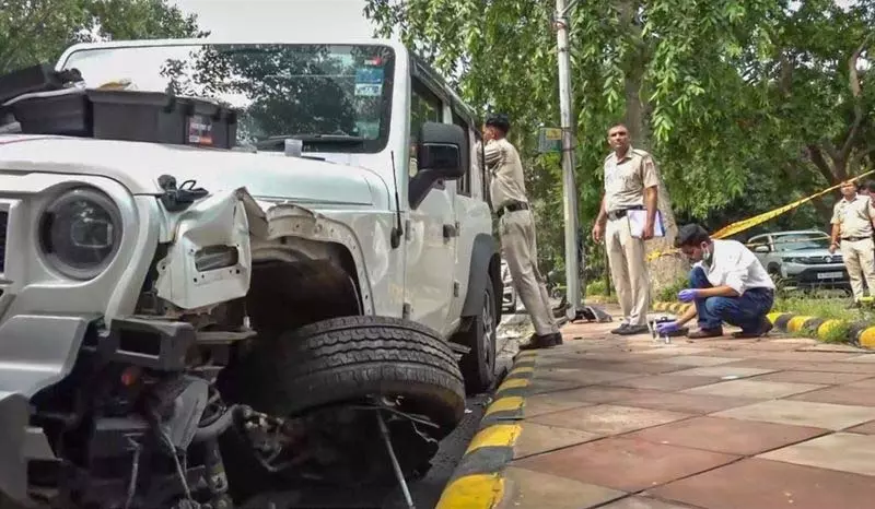 चाणक्यपुरी हादसा: तेज रफ्तार कार ने मारे पैदल यात्री, एक की मौत | Chanakyapuri accident: Speeding car hits pedestrian, one dead  चाणक्यपुरी हादसा: तेज रफ्तार कार ने मारे पैदल यात्री, एक की मौत