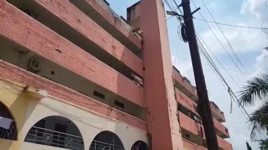 साई भूमि अपार्टमेंट की लिफ्ट बनी हादसे का कारण, मासूम का अंगूठा कटा | Sai Bhoomi Apartment's lift became the cause of an accident, an innocent child's thumb was cut off | साई भूमि अपार्टमेंट की लिफ्ट बनी हादसे का कारण, मासूम का अंगूठा कटा
