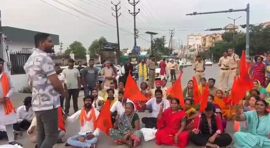 रायपुर में प्रीमियम शराब दुकान खोलने का विरोध, बजरंग दल का चक्काजाम | Bajrang Dal protests against opening of premium liquor shop in Raipur | रायपुर में प्रीमियम शराब दुकान खोलने का विरोध, बजरंग दल का चक्काजाम