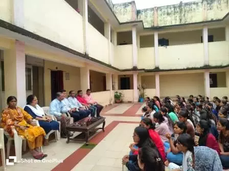 शहीद गुंडाधूर कृषि महाविद्यालय छात्रावास की छात्राओं के लिए हुआ स्वास्थ्य जागरूकता कार्यक्रम | Health awareness program organized for girl students of Shaheed Gundadhur Agricultural College hostel | शहीद गुंडाधूर कृषि महाविद्यालय छात्रावास की छात्राओं के लिए हुआ स्वास्थ्य जागरूकता कार्यक्रम