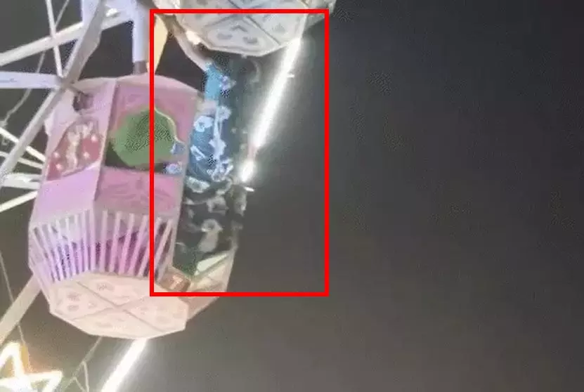 भाटापारा में 30 फीट ऊंचाई पर लटकी महिला, आकाश झूले में हादसा टला | Woman hanging at 30 feet height in Bhatapara, accident averted in sky swing | भाटापारा में 30 फीट ऊंचाई पर लटकी महिला, आकाश झूले में हादसा टला