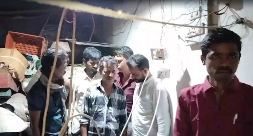 स्ट्रीट लाइट की रोशनी में ताश-पत्ती का जुआ, पत्रकार और कोतवाली पुलिस ने मारा छापा | Card gambling in the light of street lights, journalist and Kotwali police raided | स्ट्रीट लाइट की रोशनी में ताश-पत्ती का जुआ, पत्रकार और कोतवाली पुलिस ने मारा छापा