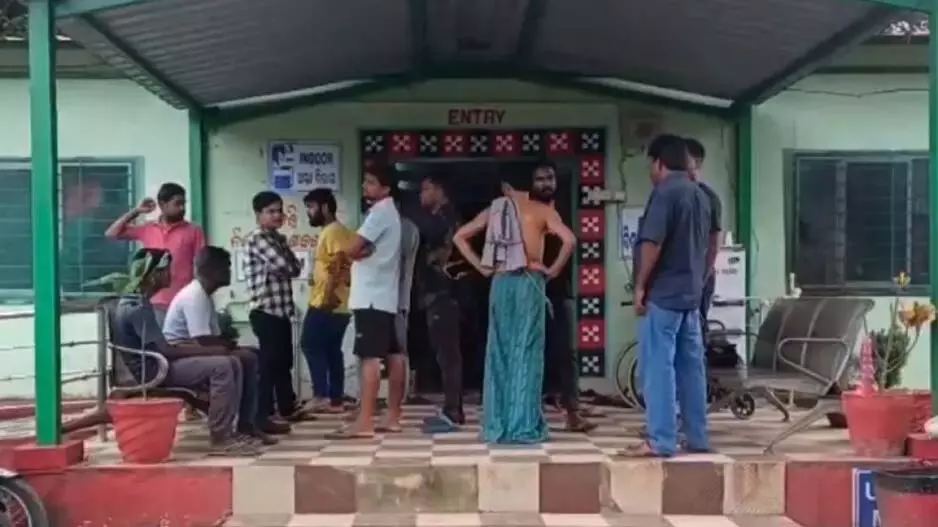 Odisha: केंद्रपाड़ा में चाचा की शुद्धि क्रिया के दौरान नाबालिग की मौत | Odisha: केंद्रपाड़ा में चाचा की शुद्धि क्रिया के दौरान नाबालिग की मौत,Odisha: Minor dies during uncle's purification ritual in Kendrapara