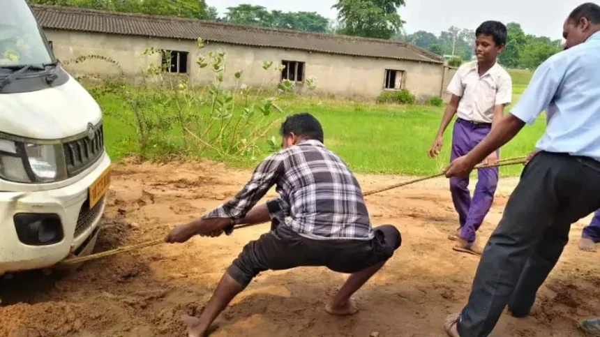 Odisha: क्योंझर में फंसी स्कूल वैन, छात्र खुद खींचते रहे | Odisha: क्योंझर में फंसी स्कूल वैन, छात्र खुद खींचते रहे,Odisha: School van stuck in Keonjhar, students tried to pull it themselves