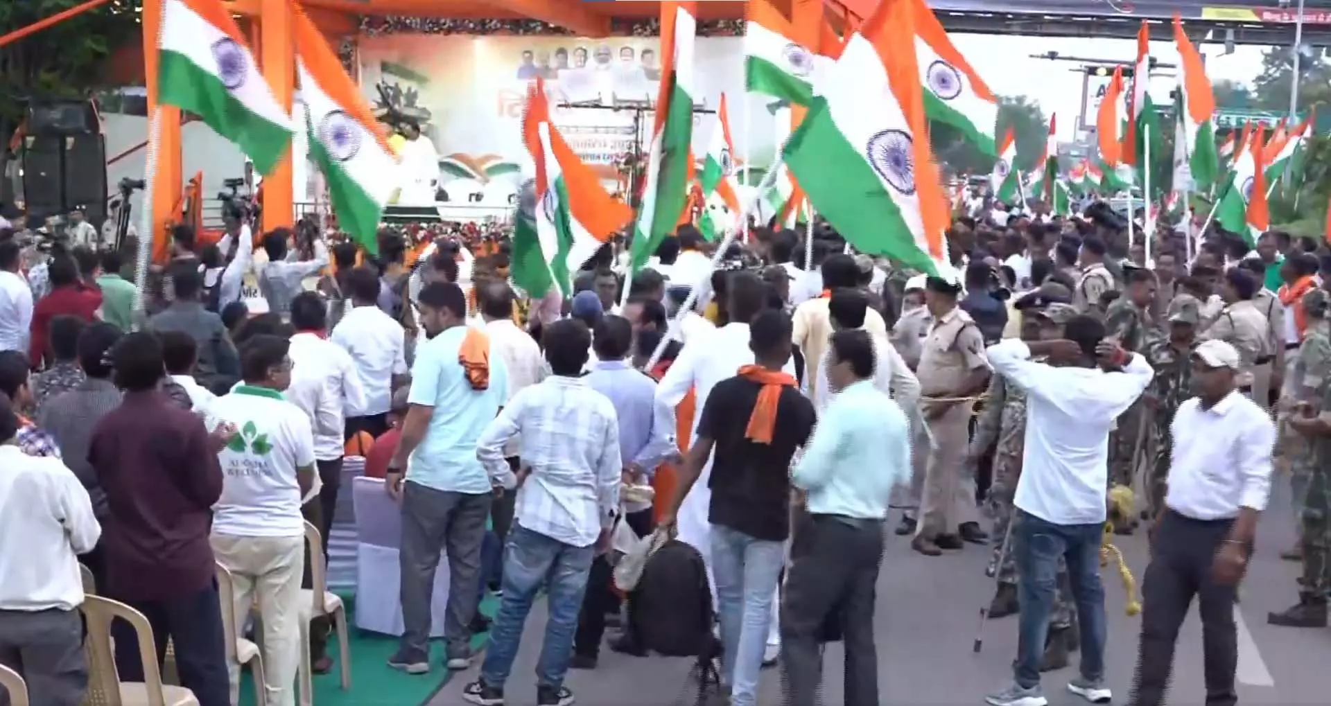तिरंगा यात्रा कार्यक्रम में शामिल हुए मुख्यमंत्री विष्णुदेव साय | Chief Minister Vishnudev Sai participated in the Tiranga Yatra program | तिरंगा यात्रा कार्यक्रम में शामिल हुए मुख्यमंत्री विष्णुदेव साय