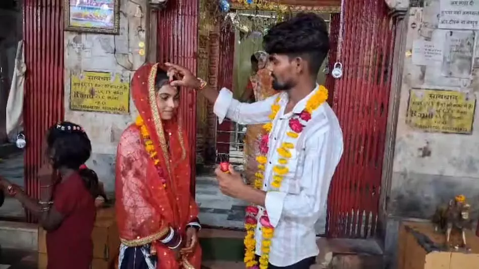 8 साल से एक-दूसरे को चाह रहे, शादी के लिए परिवार नहीं हुआ राजी, पुलिसवालों ने मिलाया | They have been loving each other for 8 years, their families were not ready for their marriage, the policemen brought them together | 8 साल से एक-दूसरे को चाह रहे, शादी के लिए परिवार नहीं हुआ राजी, पुलिसवालों ने मिलाया