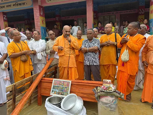 ISKCON ने बांग्लादेश में हमलों से प्रभावित हिंदू परिवारों को प्रदान की सहायता