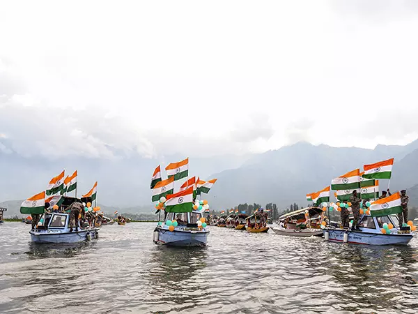 'हर घर तिरंगा' से India में एकता और गौरव का उत्सव | 'Har Ghar Tiranga' is a celebration of unity and pride in India