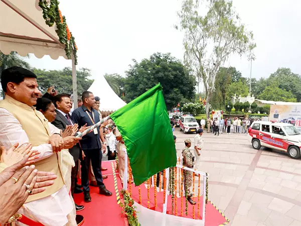 CM मोहन यादव ने नई 'डायल 112' आपातकालीन सेवाओं के लिए 1200 एफआरवी को हरी झंडी दिखाई | CM Mohan Yadav flagged off 1200 FRVs for new 'Dial 112' emergency services