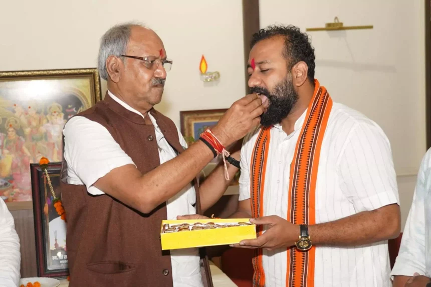 सांसद बृजमोहन अग्रवाल ने मंत्री अमित साहू को दी बधाई, सफल कार्यकाल की शुभकामनाएं | MP Brijmohan Agrawal congratulated Amit Sahu and wished him a successful tenure | सांसद बृजमोहन अग्रवाल ने मंत्री अमित साहू को दी बधाई, सफल कार्यकाल की शुभकामनाएं