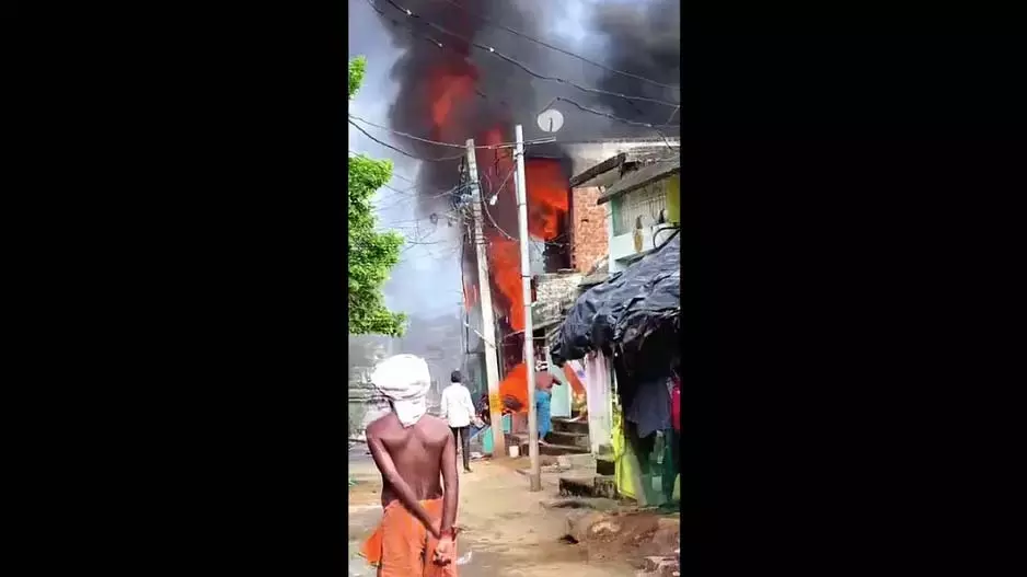 Odisha: गांव में लगी भीषण आग, पेट्रोल बैरल में विस्फोट की आशंका | Odisha: गांव में लगी भीषण आग, पेट्रोल बैरल में विस्फोट की आशंका,Odisha: Huge fire breaks out in village, possibility of explosion in petrol barrel