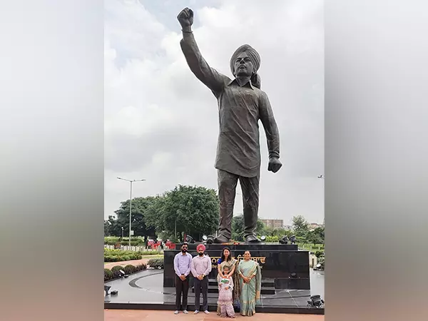 DC कोमल मित्तल ने निशान-ए-इंकलाब प्लाजा में शहीद भगत सिंह की प्रतिमा पर पुष्पांजलि अर्पित की | DC Komal Mittal pays floral tribute to the statue of Shaheed Bhagat Singh at Nishan-e-Inquilab Plaza