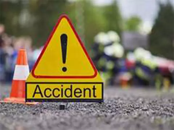 Mahbubnagar में ट्रैवल बस और लॉरी की टक्कर में चार लोगों की मौत, 10 घायल | Four killed, 10 injured in collision between travel bus and lorry in Mahbubnagar