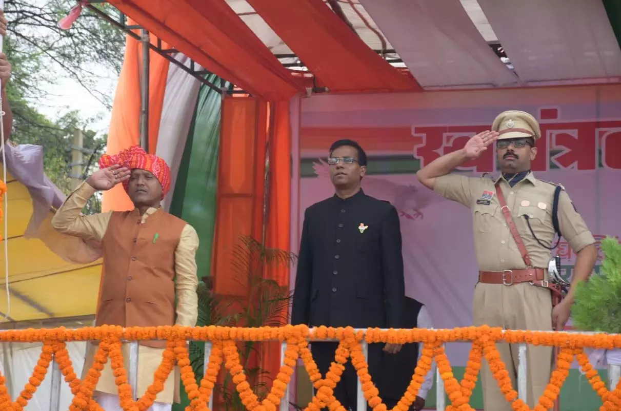सारंगढ़ में मुख्य अतिथि राधेश्याम राठिया ने किया ध्वजारोहण | Chief guest Radheshyam Rathia hoisted the flag in Sarangarh | सारंगढ़ में मुख्य अतिथि राधेश्याम राठिया ने किया ध्वजारोहण