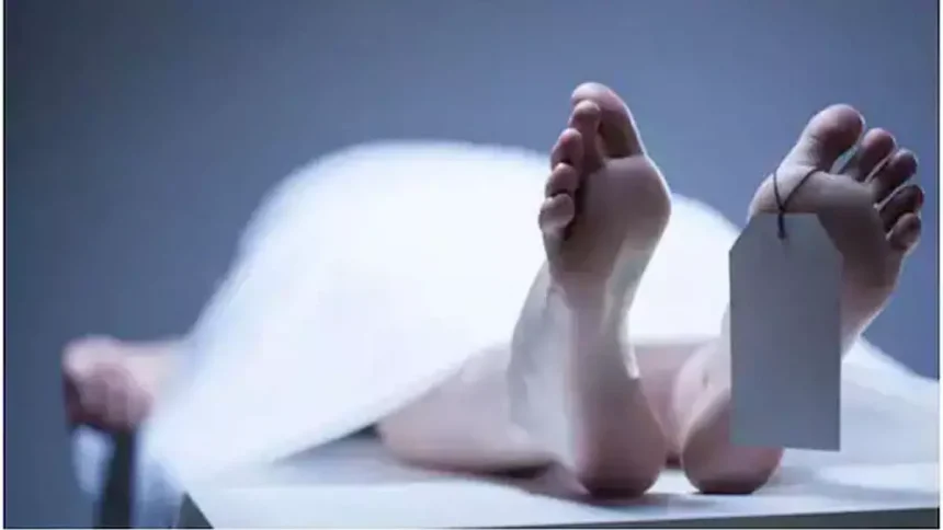 हिस्ट्रीशीटर की लाश सड़क किनारे मिली, टूट गई है जांघ की हड्डी | The body of a history-sheeter was found on the roadside, his thigh bone is broken   |  हिस्ट्रीशीटर की लाश सड़क किनारे मिली, टूट गई है जांघ की हड्डी