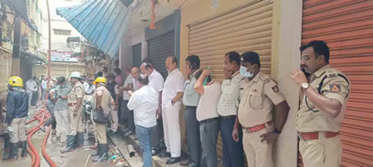 फ्लोर मैट गोदाम में लगी आग, 2 लोग जिंदा जले | Fire broke out in floor mat warehouse, 2 people burnt alive   | फ्लोर मैट गोदाम में लगी आग, 2 लोग जिंदा जले