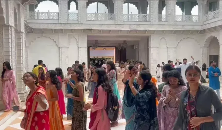 Raipur: इस्कॉन मंदिर में जन्माष्टमी पर भक्तों को 1100 किलो मालपुआ का प्रसाद | Raipur: 1100 kg Malpua Prasad to devotees on Janmashtami at ISKCON temple | Raipur: इस्कॉन मंदिर में जन्माष्टमी पर भक्तों को 1100 किलो मालपुआ का प्रसाद