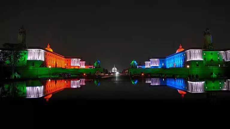 Lutyens Delhi: तिरंगे की रोशनी से जगमगाए ऐतिहासिक स्थल और सड़कें | Lutyens Delhi: Historical places and roads lit up with tricolour lights  Lutyens Delhi: तिरंगे की रोशनी से जगमगाए ऐतिहासिक स्थल और सड़कें