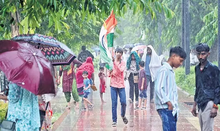 बारिश और स्वच्छ हवा संग स्वतंत्रता दिवस में डूबी Delhi | Delhi drenched in Independence Day with rain and clean air  बारिश और स्वच्छ हवा संग स्वतंत्रता दिवस में डूबी Delhi