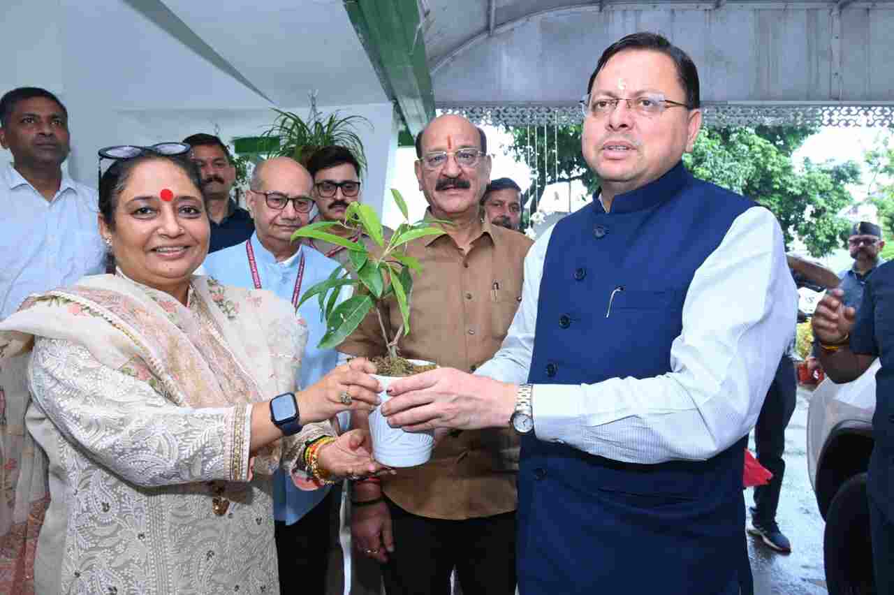 स्पीकर ऋतु खंडूड़ी से मिले सीएम धामी, विधानसभा सत्र की तैयारियों को लेकर की चर्चा