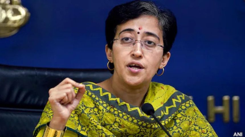 आम आदमी पार्टी की वरिष्ठ नेता आतिशी ने सौरभ भारद्वाज के घर ईडी की छापेमारी...