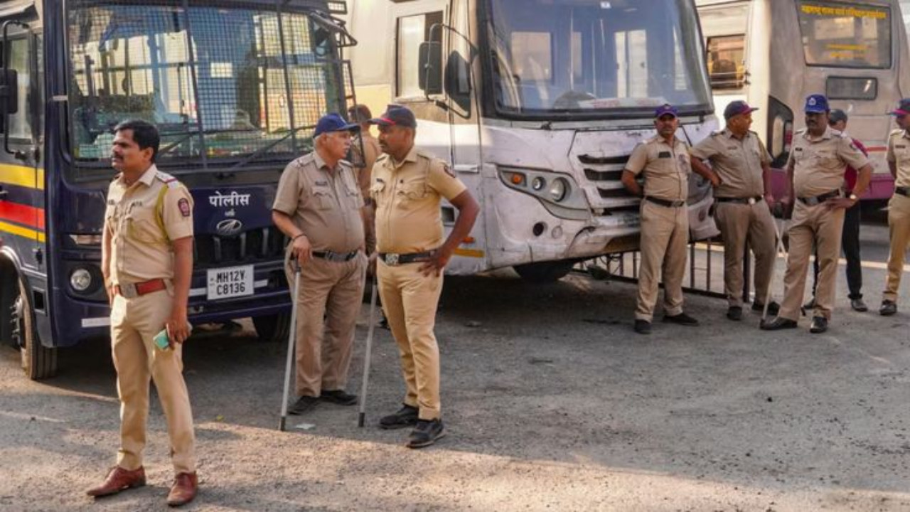 पीटीआई समाचार एजेंसी की रिपोर्ट में पुलिस सूत्रों के हवाले से कहा गया है...