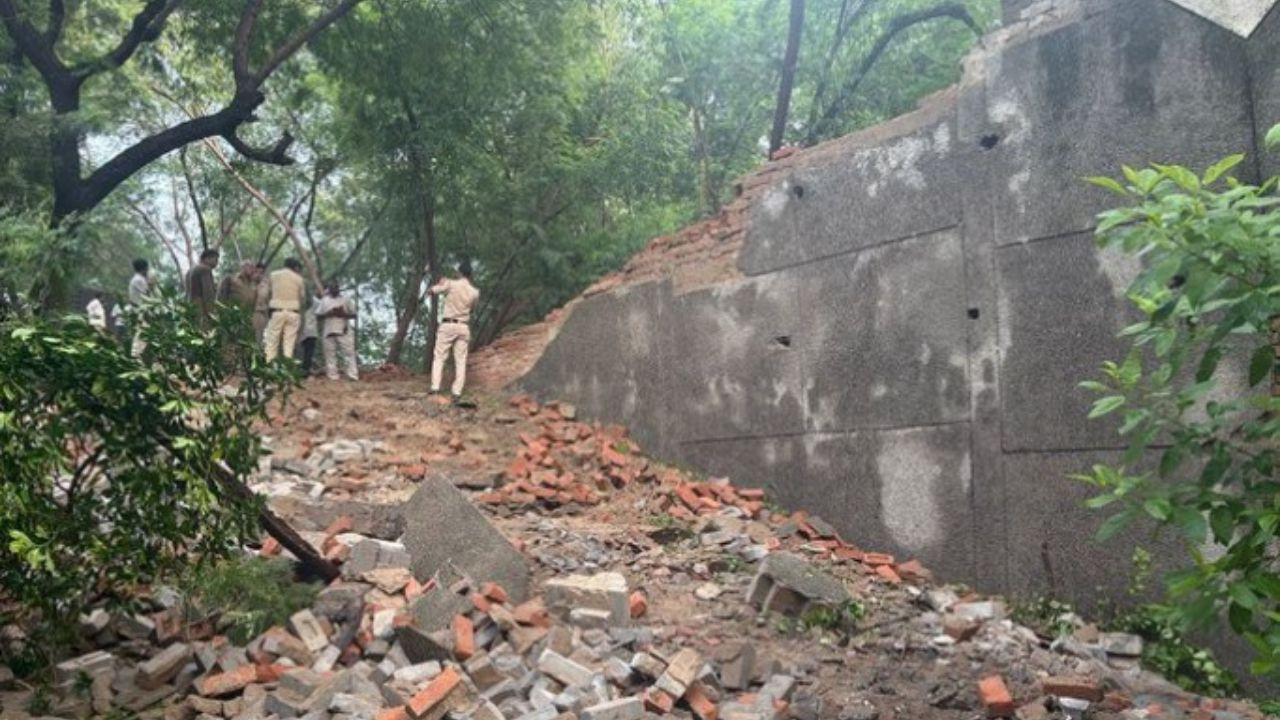 दिल्ली के वसंत विहार इलाके में गुरुवार दोपहर भारी बारिश और जलभराव के कारण...