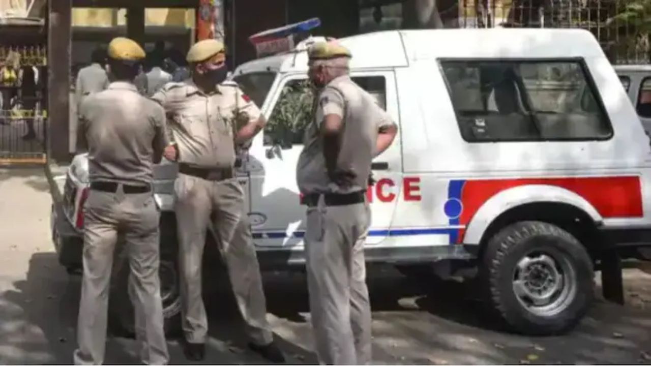 दिल्ली पुलिस ने सोमवार को राजधानी दिल दहला देने वाली वारदात का खुलासा...