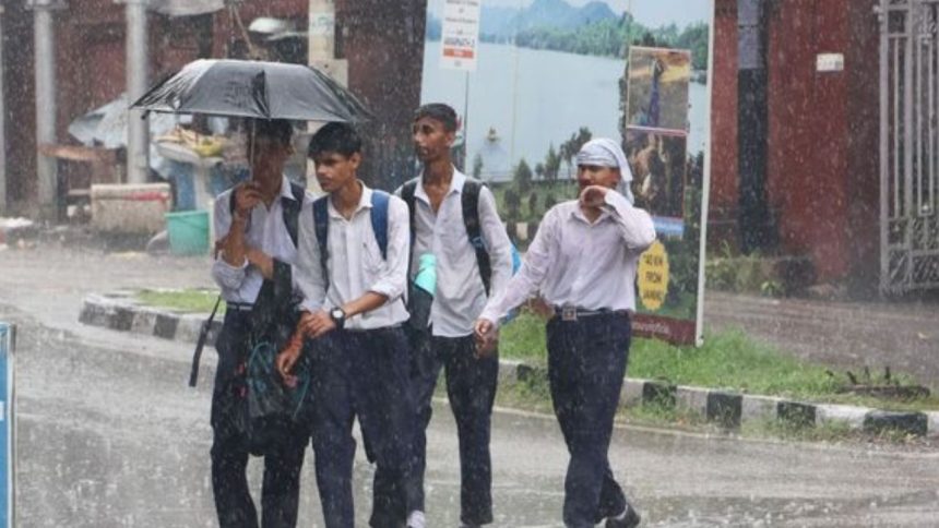 जम्मू-कश्मीर में लगातार हो रही मूसलाधार बारिश ने जनजीवन को पूरी तरह...