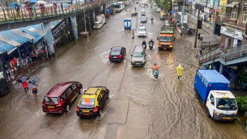 बीएमसी ने कहा, "मुंबई शहर और उपनगरों में बहुत भारी बारिश के लिए रेड अलर्ट को...
