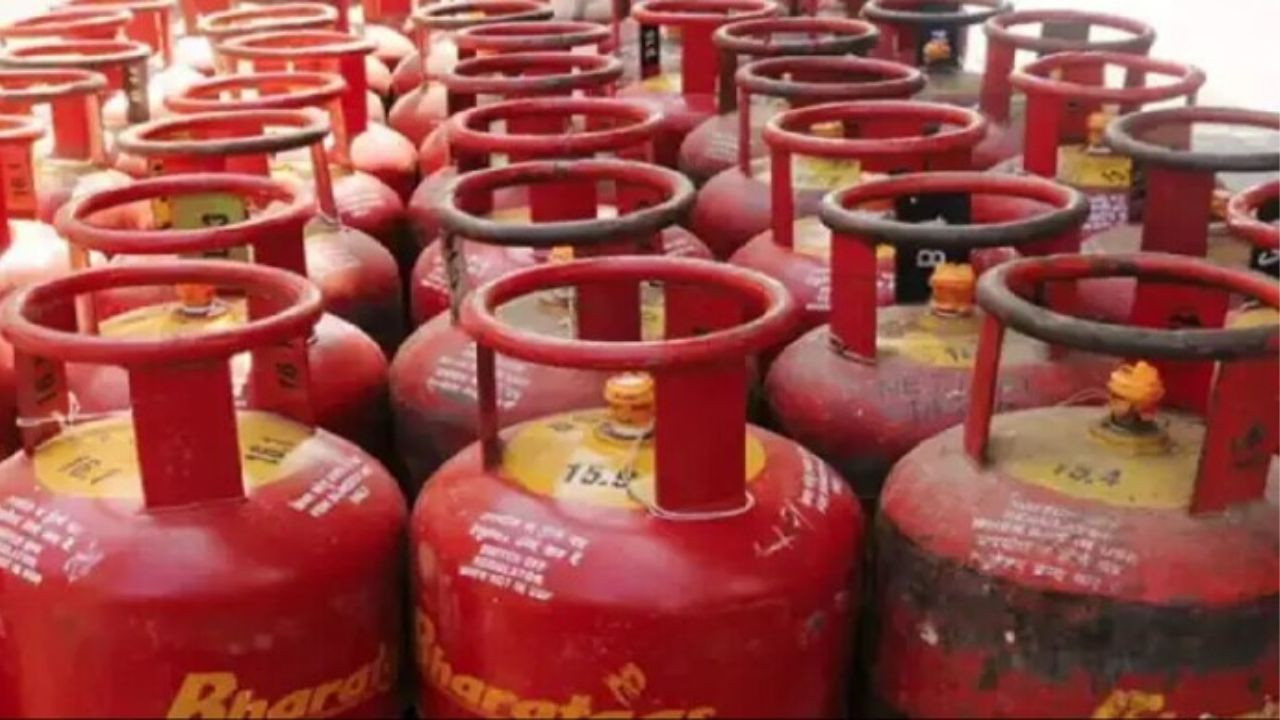 ऑयल मार्केटिंग कंपनियों ने कॉमर्शियल LPG गैस सिलेंडर की कीमतों में संशोधन...