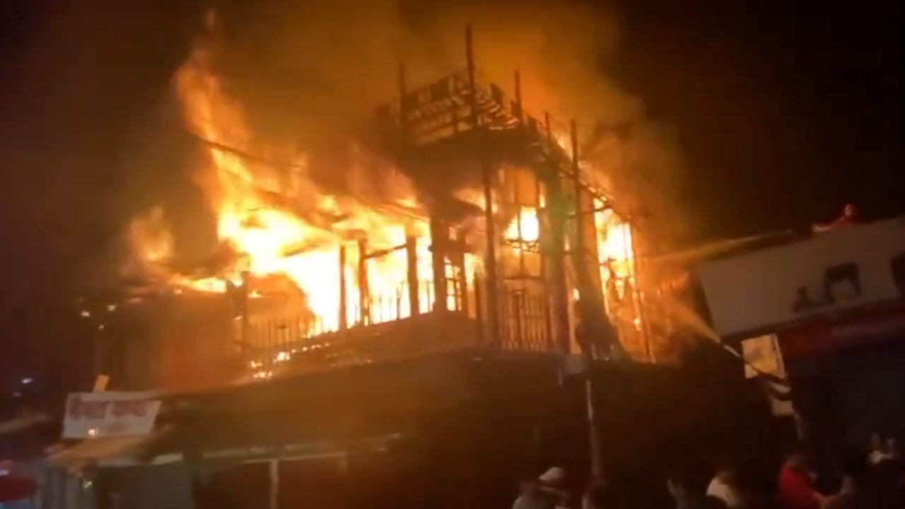 Old London House Fire: मल्लीताल के मोहनको इलाके में मौजूद एक इमारत में अचानक आग लग गई. इस...