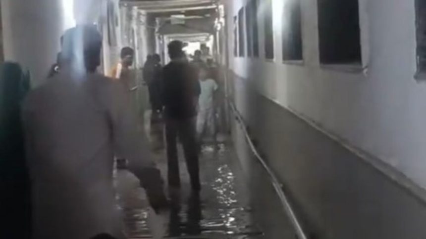 दिल्ली के सफदरजंग अस्पताल में बरसात के बाद वार्डों के बाहर पानी भर गया है,...