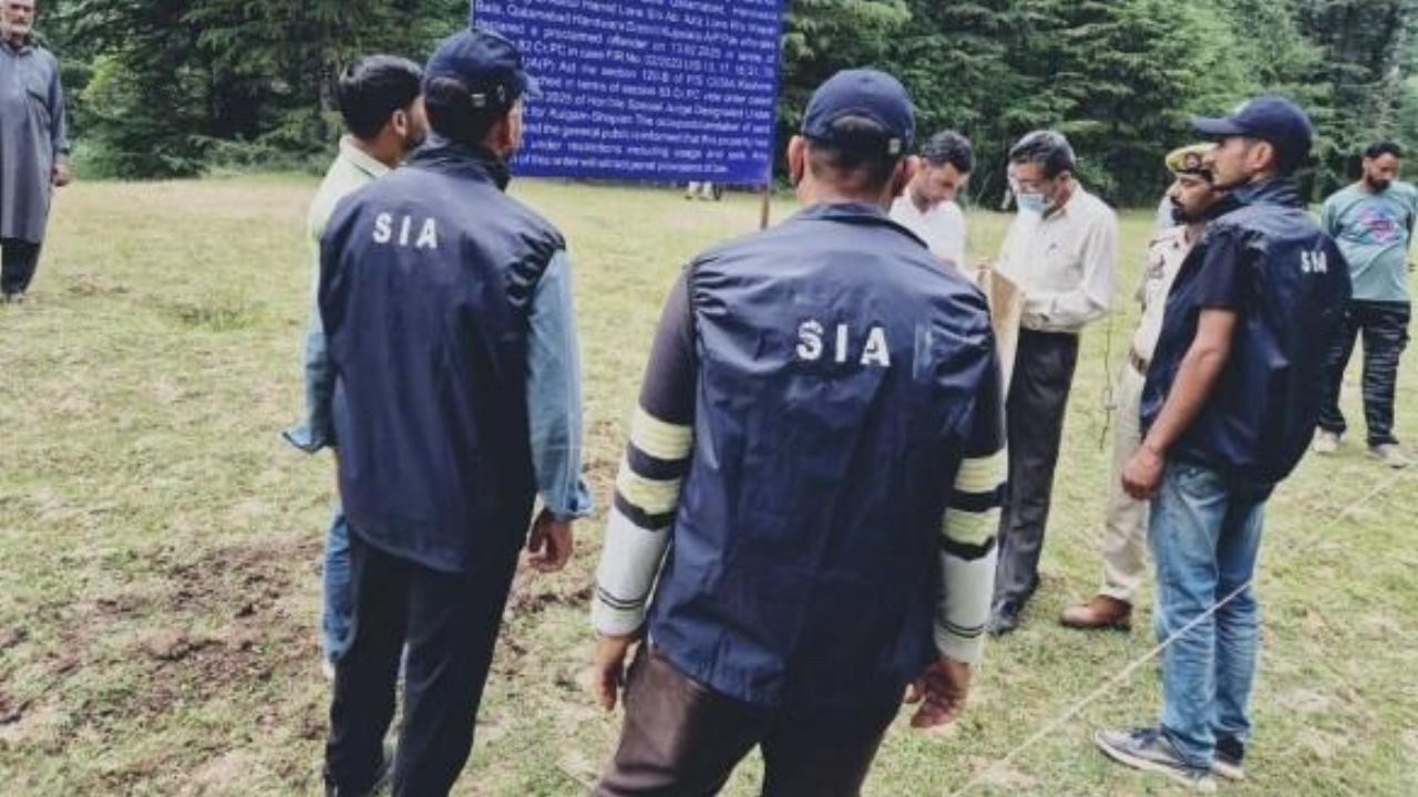 जम्मू-कश्मीर पुलिस की विशेष जांच एजेंसी (SIA) ने हिजबुल मुजाहिदीन से जुड़े एक...