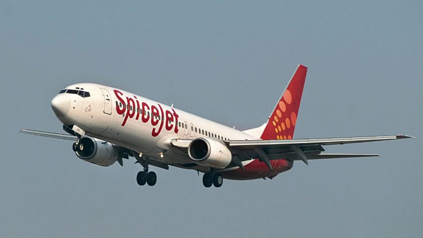 तकनीकी खराबी के चलते शुक्रवार को स्पाइसजेट विमान की श्रीनगर एयरपोर्ट पर...