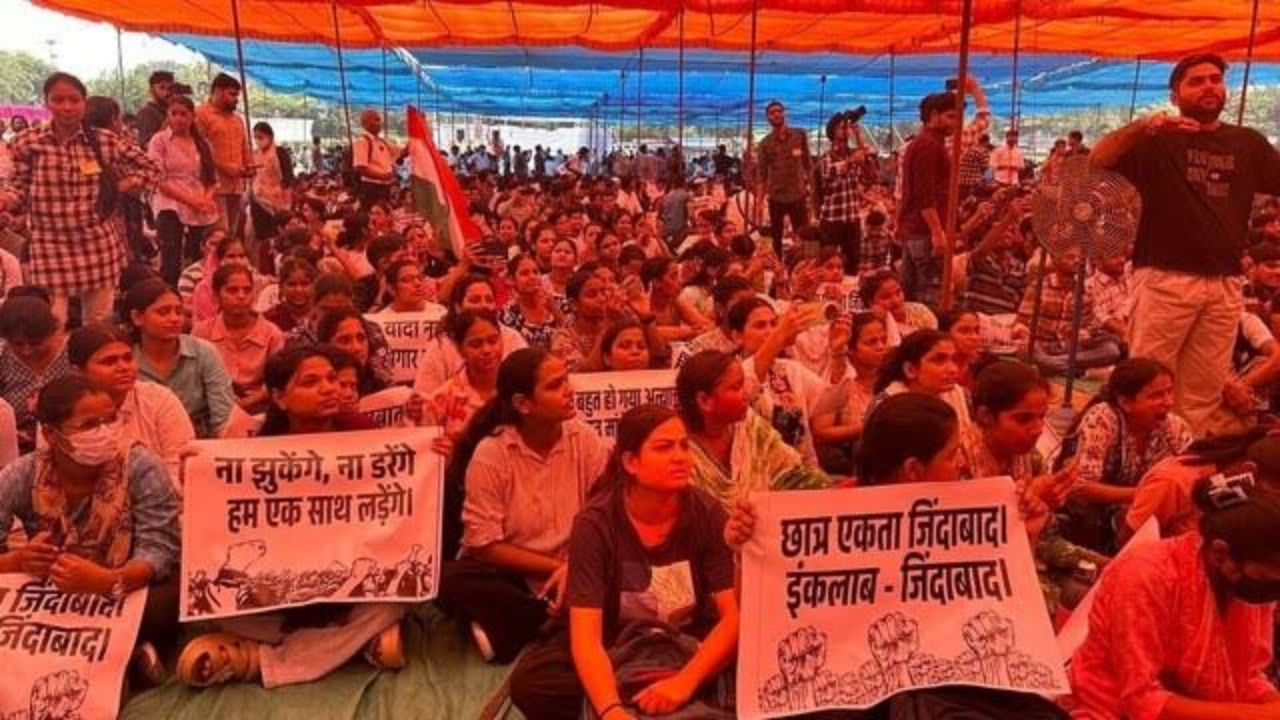 राजधानी दिल्ली के रामलीला मैदान में कर्मचारी चयन आयोग (SSC) की परीक्षाओं में...