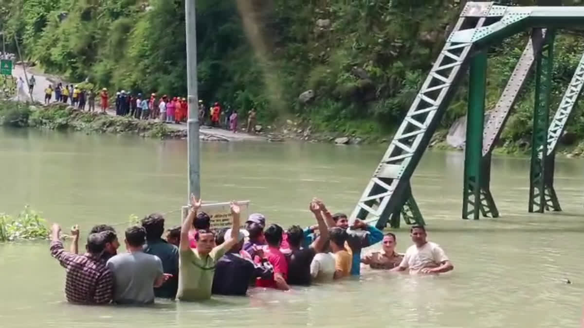 उत्तरकाशी के स्यानाचट्टी में यमुना में बनी झील में लोगों का प्रदर्शन, अधिकारियों के फूले हाथ पांव